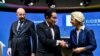 Charles Michel, az Európai Tanács elnöke, Fumio Kisida japán miniszterelnök és Ursula von der Leyen, az Európai Bizottság elnöke Brüsszelben 2023. július 13-án