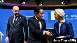 Charles Michel, az Európai Tanács elnöke, Fumio Kisida japán miniszterelnök és Ursula von der Leyen, az Európai Bizottság elnöke Brüsszelben 2023. július 13-án