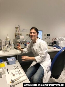 Valeria Sajin în laboratorul universitar.