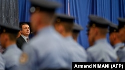 Kosovski premijer Aljbin Kurti obraća se novim pripadnicima policije tokom ceremonije dodjele diploma 58. generacije kosovske policije, u Prištini, 14. jula 2023. 