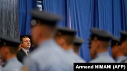 Kryeministri Albin Kurti duke folur para policëve të sapodiplomuar. Deputetët e partisë në pushtet, Lëvizja Vetëvendosje, nuk morën pjesë në seancën ku do të shqyrtohej projektrezoluta për mbështetjen financiare të Policisë së Kosovës.