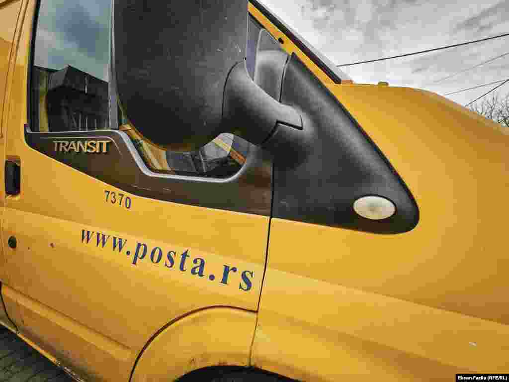 Një veturë e Postës së Serbisë në Graçanicë e cila mban mbishkrimin &quot;Posta e Serbisë&quot;.
