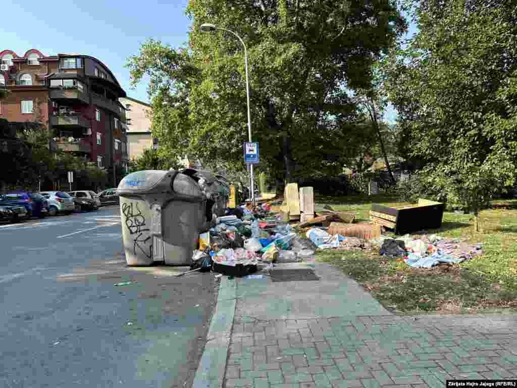 &ldquo;[Kërkojmë të bëhet] rritja e pagave, pagesa e pagës së 13-të, dhe sigurimi i stazhit të benificuar, pasi punonjësit tanë punojnë në kushte shumë të vështira, dhe janë të ekspozuar ndaj sëmundjeve në vazhdimësi&rdquo;, ka thënë për Radion Evropa e Lirë drejtuesi i sindikatës së punonjësve të Higjienës Komunale, Deli Dardhishta.