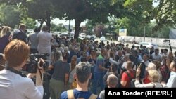 Skup podrške inspektorima Odeljenja za suzbijanje narkotika beogradske policije Dušanu Mitiću i Slobodanu Milenkoviću koji su otkrili plantažu marihuane na imanju "Jovanjica" ispred zgrade Specijalnog suda u Beogradu, 11. juli 2023.