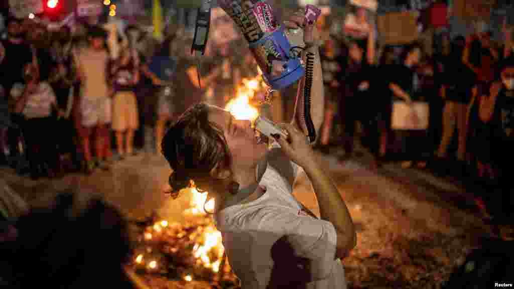 A Benjámin Netanjáhú és kormánya elleni tüntetés Tel-Avivban 2024. június 15-én. Több ezren tüntettek Tel-Avivban, követelve, hogy az izraeli kormány tegyen többet a Hamász által még mindig fogva tartott gázai túszok szabadon bocsátása érdekében