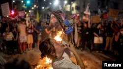 Tüntetők ezrei követelték a túszok szabadon engedését Tel-Avivban 