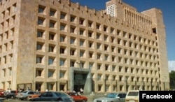 მთავრობის ადმინისტრაციას რკინის ღობე ერთხელ უკვე შემოარტყეს ვარდების რევოლუციის წინა პერიოდში. ხელისუფლების ცვლილების შემდეგ ახალმა მთავრობამ რკინის მესერი დემონსტრაციულად, იმის ნიშნად აიღო, რომ ხალხსა და ხელისუფლებას შორის ბარიერები აღარ იარსებებდა.