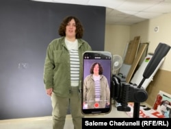 ასე გამოიყურება პარტია "დროას" სტუდია, სადაც TikTok-ისთვის ვიდეოებს იღებენ