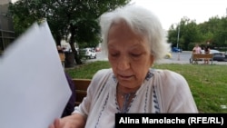 Gheorghița Ilioiu, pensionară. Cu nasul în hârtii, femeia își calculează singură punctajul și conchide că i s-a făcut o nedreptate.