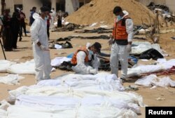 Преместване на откритите тела в болницата „Насър“, 21 април 2024 г.