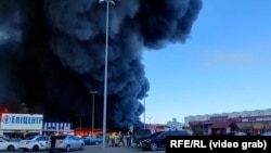 Пушек се издига над ударения хипермаркет