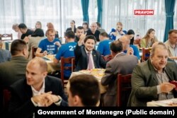 Premijer Dritan Abazović sa izvršnim direktorom EPCG Željezara Đorđijem Manojlovićem na otvaranju radničkog restorana, 6. juna