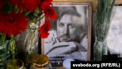Кадър от демонстрация в памет на художника и реставратор Алес Пушкин, който почина в беларуски затвор в нощта на 10 срещу 11 юли 2023 г.