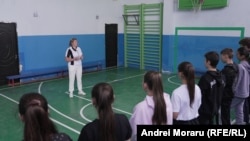 Lecție de educație fizică la gimnaziul din Hănăsenii Noi, raionul Leova, dusă de directoarea instituției, Oxana Munteanu.