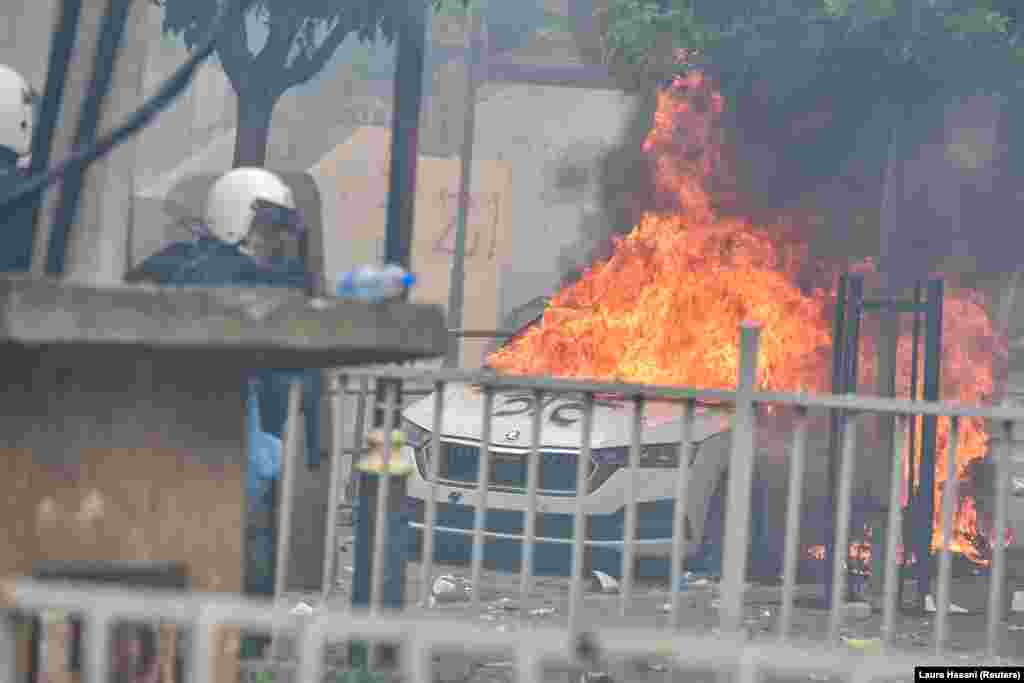 O mașină a fost incendiată în timpul confruntărilor. Toți primarii de etnie albaneză au depus jurământul în ciuda unei prezențe la vot de sub 3,5% la alegerile din 23 aprilie, care au fost boicotate de partidul dominant sârb din Kosovo.