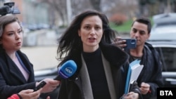 Мария Габриел отказа коментар при пристигането си в парламента в събота.