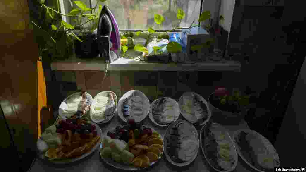 Ushqimi tradicional ukrainas shtrohet në tavolinë para fillimit të festës së dasmës. Ryabets e vizitoi atë çdo javë derisa ai u lirua nga spitali para gati një viti. Ata shpresonin e sytë e tij do të shëroheshin dhe se do t&rsquo;i kthehej shikimi. Nuk ndodhi kurrë, por vendimi i Ryabetsit nuk ndryshoi kurrë. &ldquo;Asgjë nuk ndryshoi për mua&rdquo;, tha ajo.