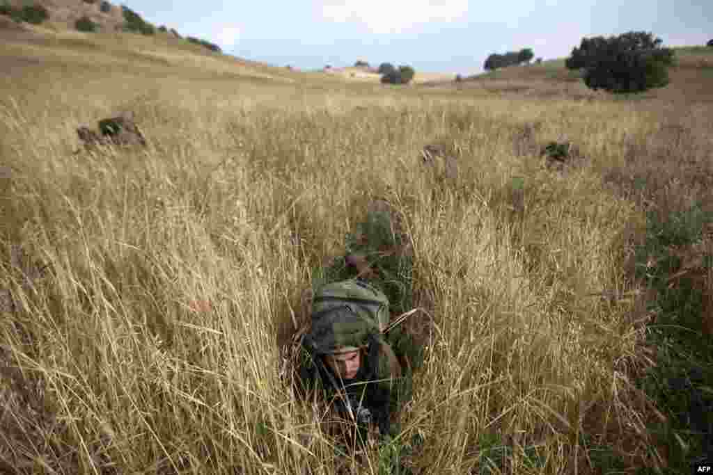 Nalaz obdukcije koju su izvršile palestinske vlasti pokazao je da je Assad umro od srčanog udara nakon maltretiranja. Slučaj je privukao neobičnu pažnju zbog njegovog dvojnog državljanstva, njegovih godina i zahtjeva američkog State Departmenta za istragom Assadove smrti. Na fotografiji:&nbsp;Obuka vojnika bataljona Netzah Yehuda na Golanskoj visoravni u blizini sirijske granice, 19. maja 2014.