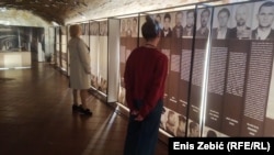 Na izložbi su policijski kartoni ljudi koji su za vrijeme marionetskog režima Nezavisne države Hrvatske iz zagrebačkih zatvora otpremani u jasenovački logor.