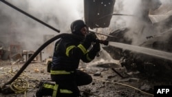 საილუსტრაციო ფოტო. უკრაინელი მეხანძრე აქრობს კიევის ოლქში რუსეთის საჰაერო შეტევის შედეგად ერთ-ერთ ობიექტზე გაჩენილ ხანძარს.