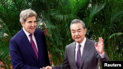 Însărcinatul cu probleme climatice al președinției americane, John Kerry, și Wang Yi, șeful comisiei de politică externă a Partidului Comunist Chinez, Beijing, China, 18 iulie 2023.
