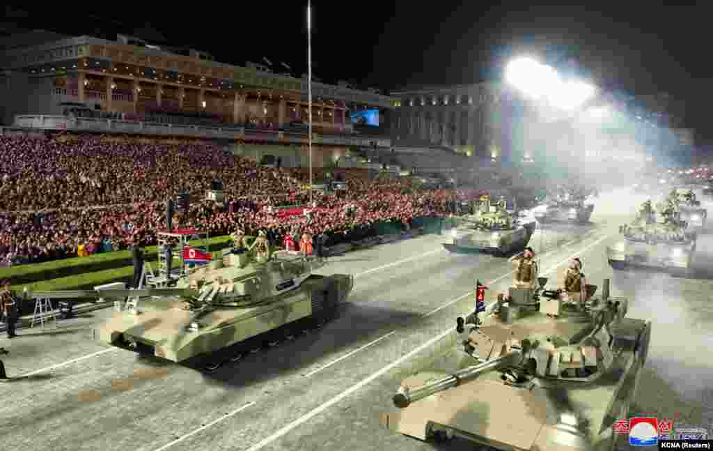 Észak-koreai tankok prototípusai egy júliusi katonai parádén. Az elszegényedett ázsiai országban gyártott fegyvereket egyes elemzők megbízhatatlannak minősítették egy 2010-es incidens után, amikor Észak-Korea mintegy 170 rakétából és lövedékből álló sortüzet zúdított dél-koreai célpontok felé Jonphjong szigetén. Dél-koreai jelentések szerint a kilőtt lövedékek kevesebb mint fele találta el a szigetet. Azoknak, amelyek eltalálták, körülbelül egynegyede nem robbant fel