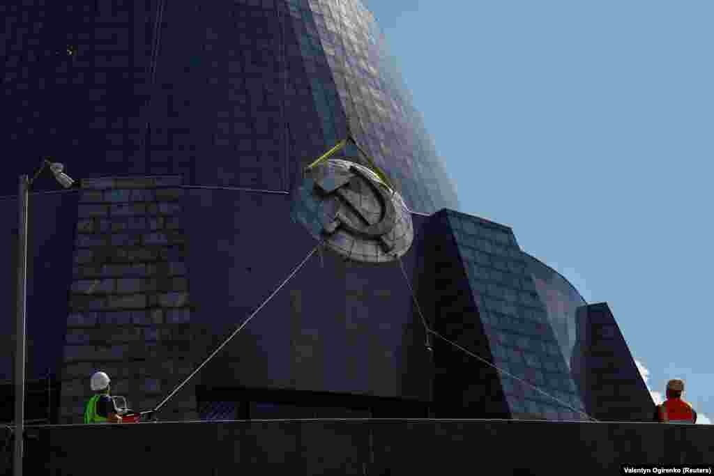 A tervek szerint Ukrajna leghíresebb szobrának kezébe az ukrán háromágú szigony kerül. Ukrajna címere egy kék pajzs, háromágú aranyszigonnyal. A jelkép Nagy Vlagyimir, Kijev első nagyfejedelmének pecsétjéről származik. A mai címert&nbsp;Vaszil Kricsevszkij grafikus tervezte még 1918-ban