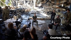 Претседателот Володимир Зеленски разговара со новинарите по турнејата во Харкив, април 2024 година