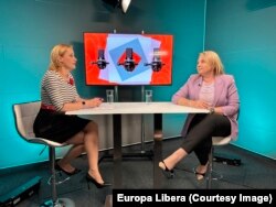 Simona Cojocaru, secretar de stat în Ministerul Apărării, alături de jurnalista Anca Grădinaru.