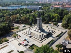 Паметникът на Съветската армия с огражденията.