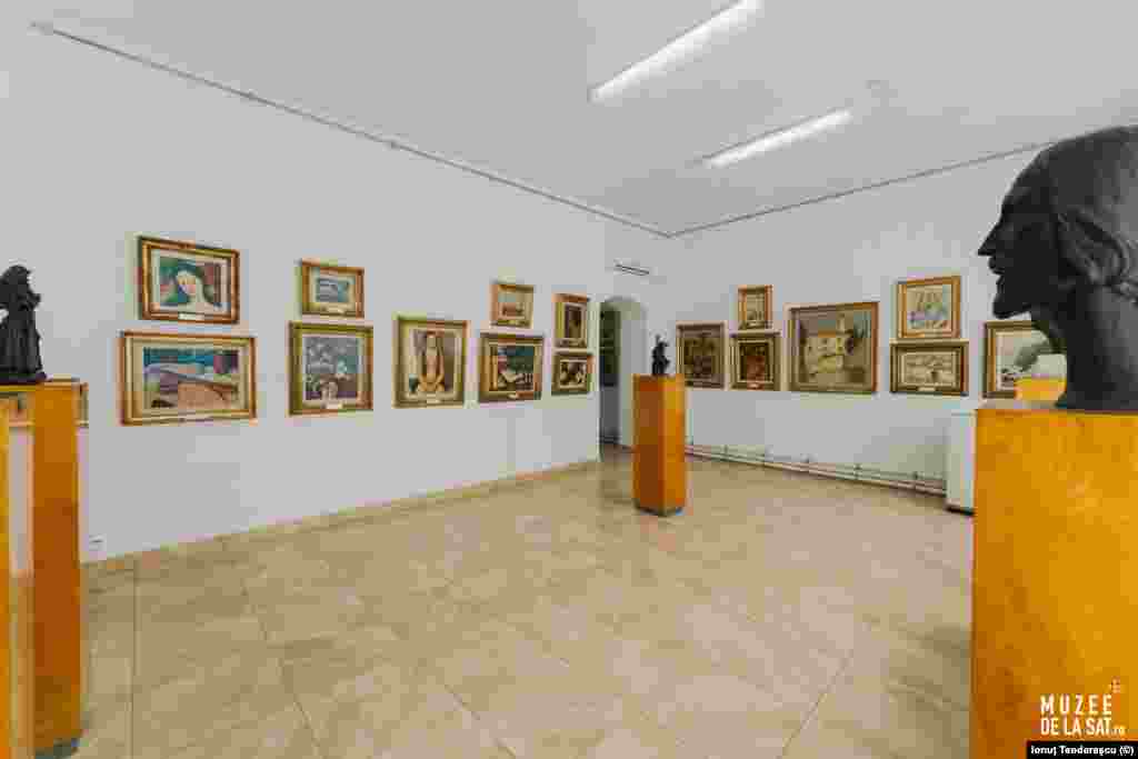 Muzeul de Artă &bdquo;Dinu și Sevasta Vintilă&rdquo; din Topalu&nbsp;a fost fondat de Gheorghe Vintilă, medic și colecționar de artă, originar din Topalu. Părinții săi, Dinu și Sevasta Vintilă, au fost învăţători în sat. 