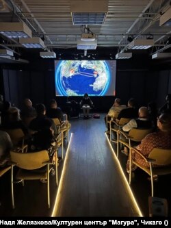 Снимка от представлението "Веднъж прекосиш ли океана“ в Културен център "Магура", Чикаго