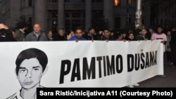 Porodica i aktivisti na obeležavanju 26. godišnjice ubistva Dušana Jovanovića u Beogradu, 18. oktobar 2023.