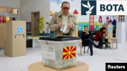 Një burrë voton gjatë zgjedhjeve presidenciale në Shkup, Maqedonia e Veriut, më 24 prill 2024.