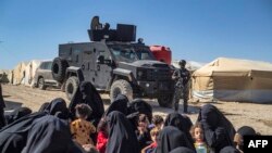 Припадниците на сириските курдски сили ги прегледуваат шаторите во кампот Ал Хол, 28 август 2022 година (Илустрација)