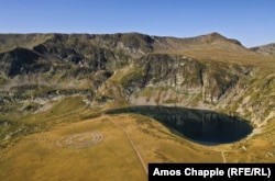 Paneuritmija se odvija pored jednog od sedam jezera planine Rila.