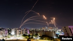Apărarea antiaeriană israeliană interceptând rachetele lansate de palestinienii din Gaza (Ashkelon, Israel, 8 octombrie 2023)