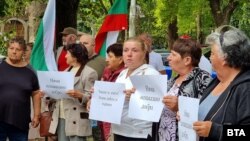 Протестиращите носеха плакати в защита на Димитров.