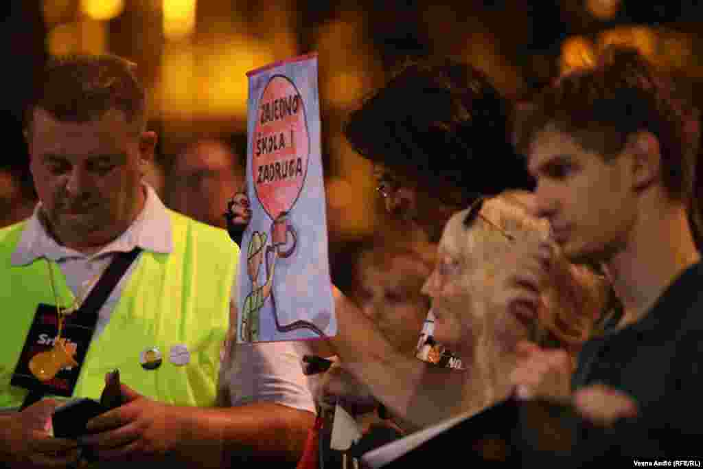 U fokusu protesta bilo je medijsko izveštavanje i stanje u prosveti uoči početka nove školske godine. &nbsp;