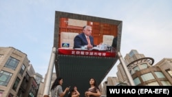 Óriáskivetőn látható Orbán Viktor miniszterelnök Pekingben, ahol Hszi Csin-ping kínai elnökkel tárgyalt 2024. július 8-án