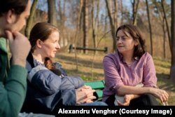 Журналистка Анастасия Кондрук общается с супругами Новак