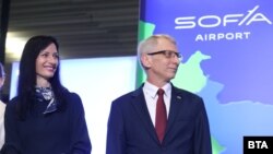 Премиерът Николай Денков и вицепремиерът Мария Габриел на тържественото отбелязване на влизането на България в Шенген на летище София, 31 март 2024 г.