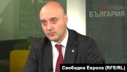 Министърът на правосъдието Атанас Славов говори с Генка Шикерова на 27 юли 2023 г. в Студио България на Свободна Европа. 