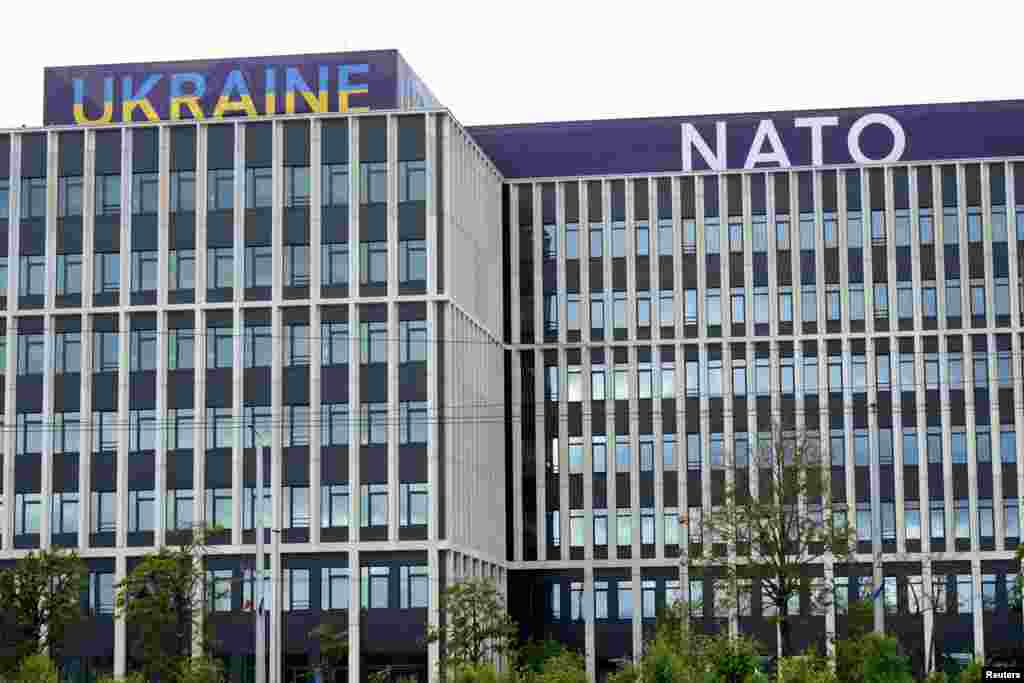 Znakovi Ukrajine i NATO-a na zgradi u Vilniusu, Litvanija, 10. jula 2023.&nbsp;