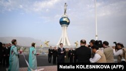 Serdar Berdimuhamedow türkmén elnök átvágja a szalagot az új Arkadag város felavatási ünnepségén, 2023. június 29-én