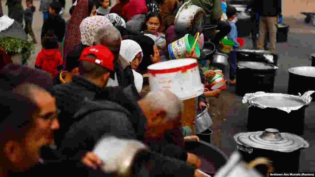 A Gáza elszigetelt, északi részén élő emberek azt mondták a BBC-nek, hogy a gyerekek napokig élelem nélkül maradnak, mivel egyre többször nem engedélyezik a belépést a segélykonvojoknak. Egyesek arra kényszerültek, hogy lisztté őröljék az állati takarmányt, hogy túléljenek, de elmondásuk szerint már az ilyen gabonából is fogyóban vannak a készletek