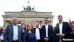 Съпредседателят на ГСДП Ларс Клингбайл, министър-председателят на Северен Рейн-Вестфалия Хендрик Вуст, министър-председателят на Саксония Михаел Кречмер и съпредседателите на Зелените Рикарда Ланг и Омид Нурипур на протест след нападенията над политици, Берлин, 5 май 2024 г.