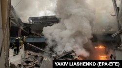 მაშველები სამოქალაქო ქარხნის ტერიტორიაზე რუსეთის ჯარების მიერ განხორციელებული სარაკეტო იერიშის შემდეგ. ხარკოვი, 29 დეკემბერი, 2023.