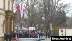 A kormányfőket váró tüntetők