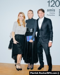 Molnár Dóra, Anaïs de Senneville (a Pompidou Baráti Kör igazgatója) és Száraz István a Pompidou Baráti Kör gálavacsoráján 2023. május 30-án